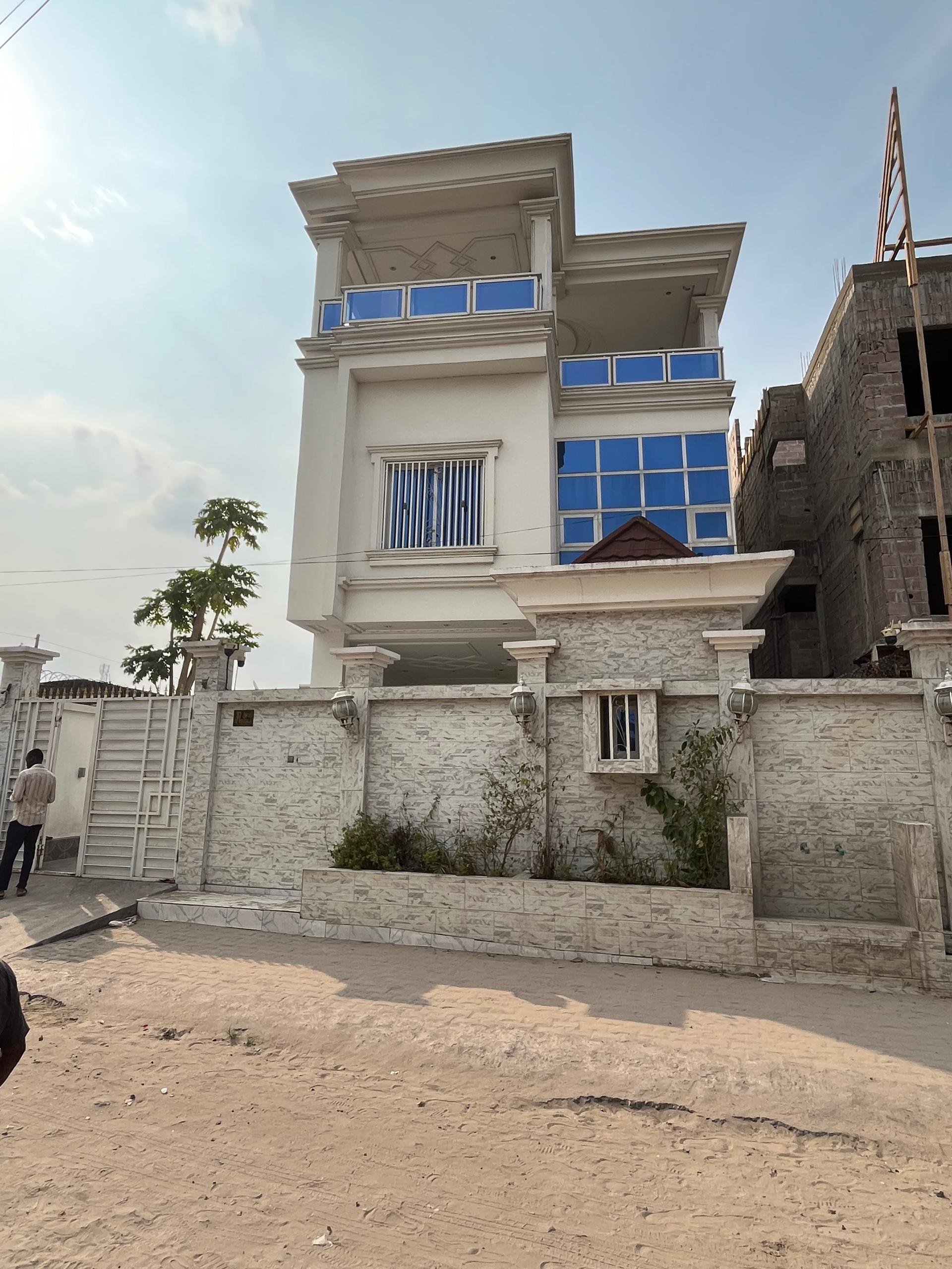 Immeuble à louer à Moungali, Brazzaville — photo 2