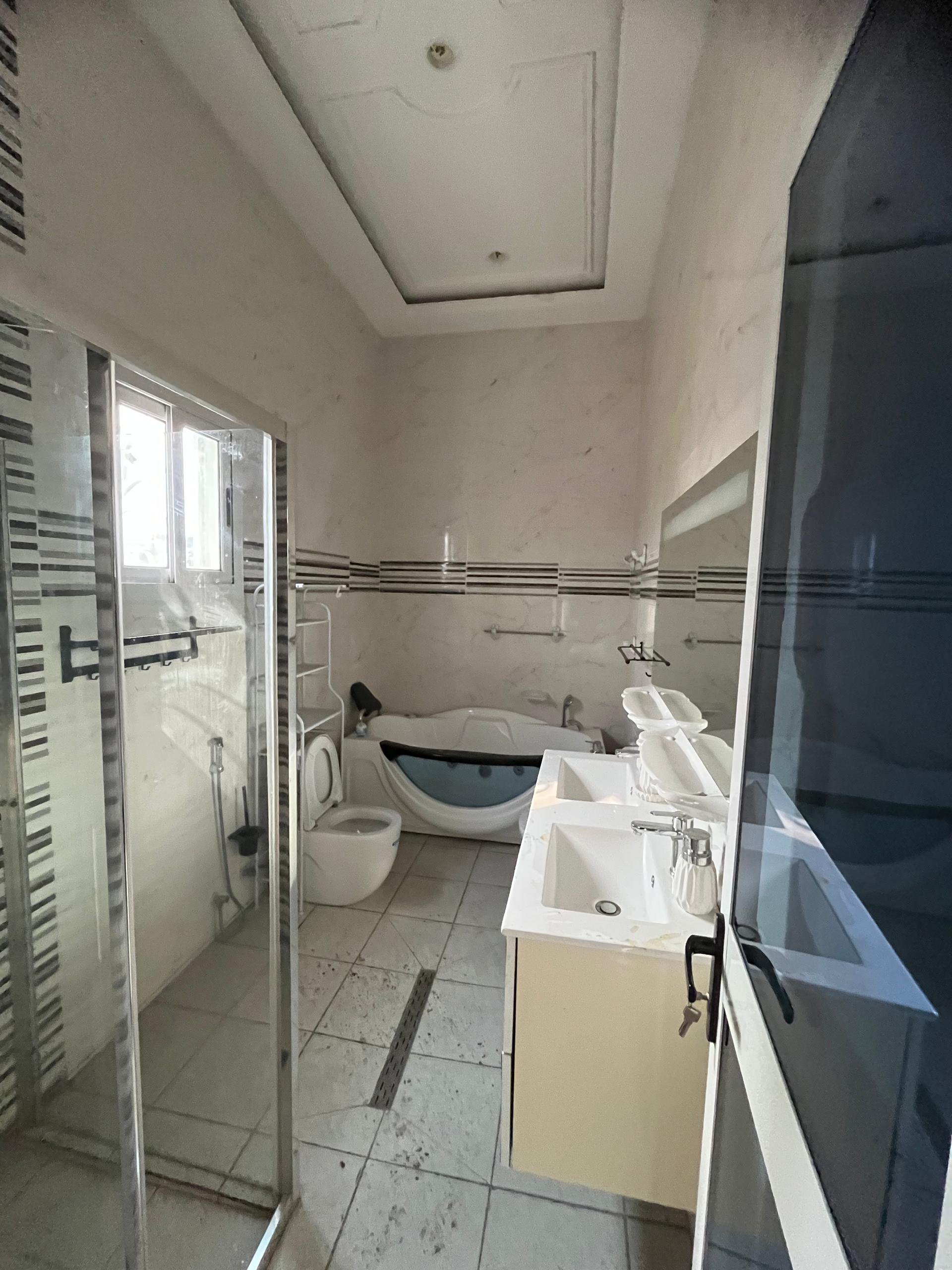 Immeuble à louer à Moungali, Brazzaville — photo 11