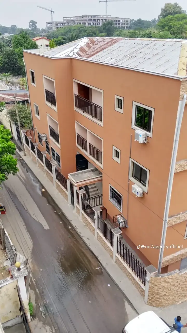 Immeuble à louer à Centre-ville, Brazzaville — photo 1