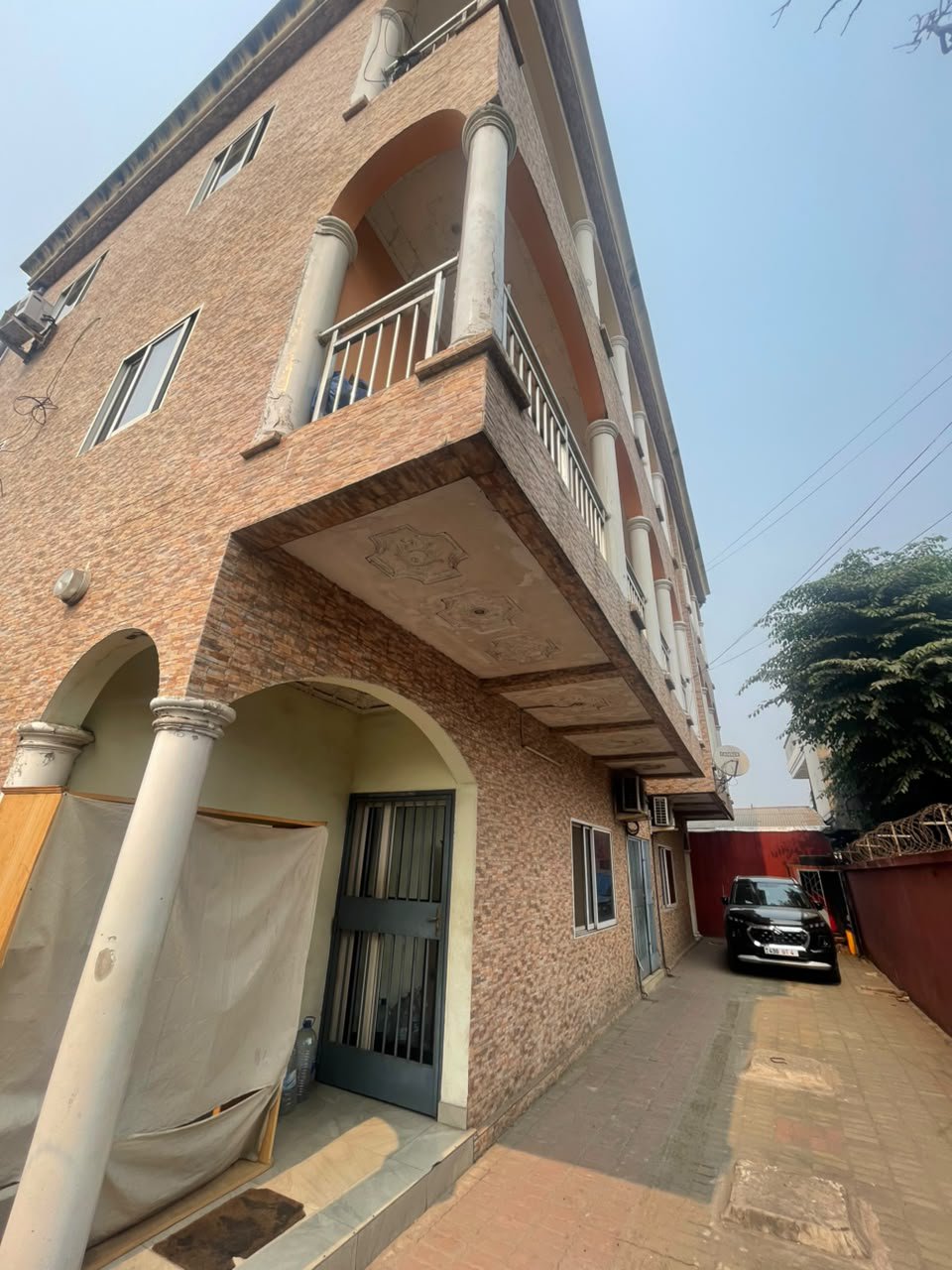 Immeuble à vendre à Bacongo — photo 1