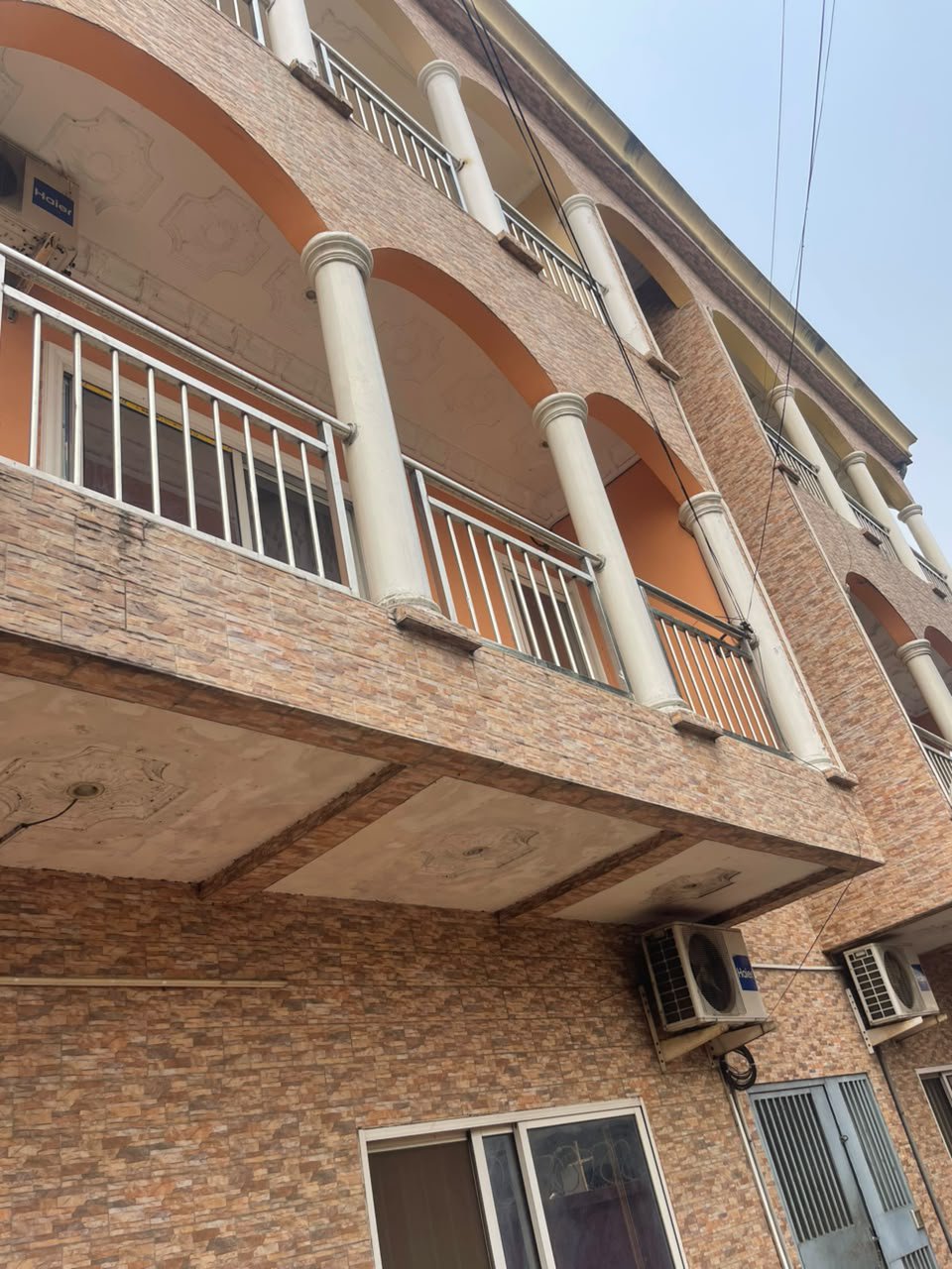 Immeuble à vendre à Bacongo — photo 2